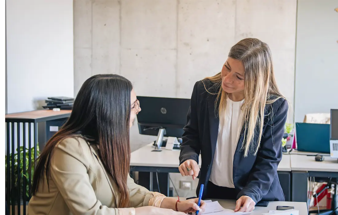 Equipo de Pronave en reunión de trabajo en oficina