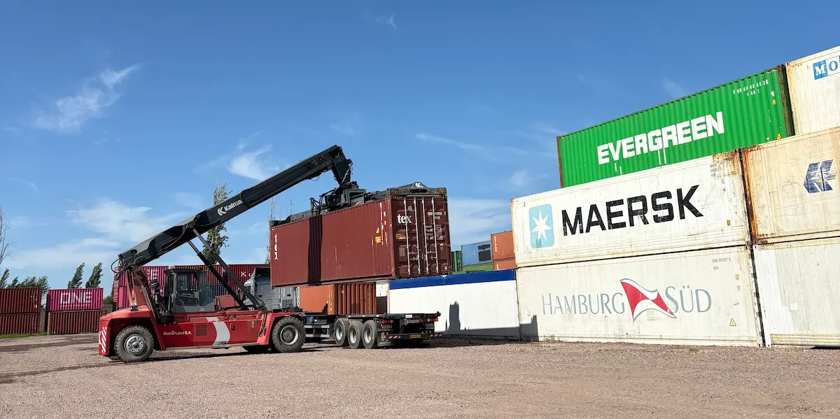 Operación de carga de contenedores en una terminal logística
