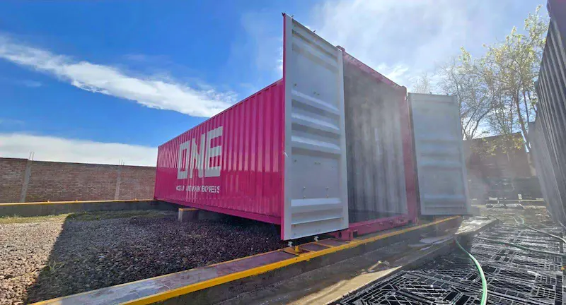 Contenedor dry ONE con las puertas abiertas en predio logístico