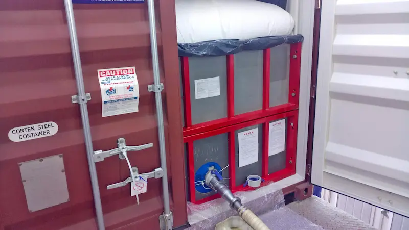 Flexitank instalado en el interior de un contenedor con bulkhead y manguera de carga